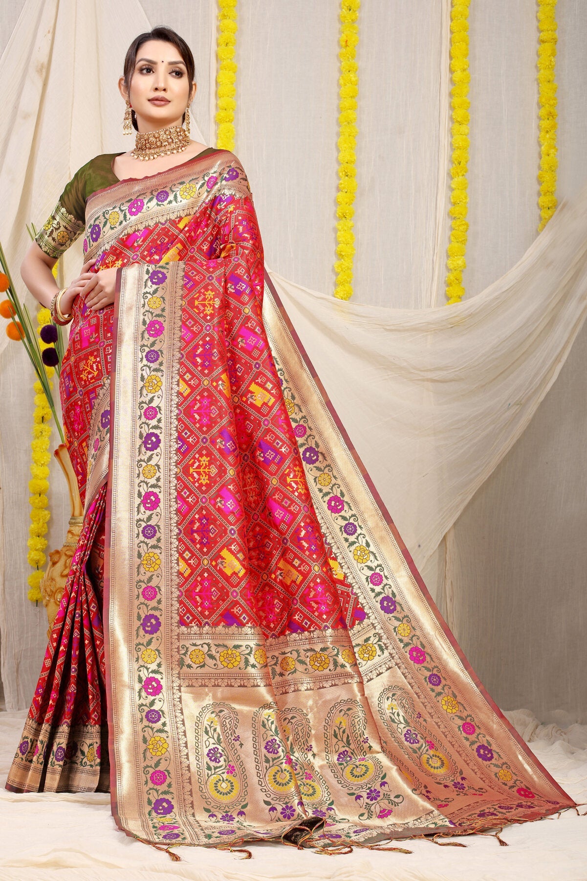 Vestigial Red Paithani Silk Saree With Admirable Blouse Piece