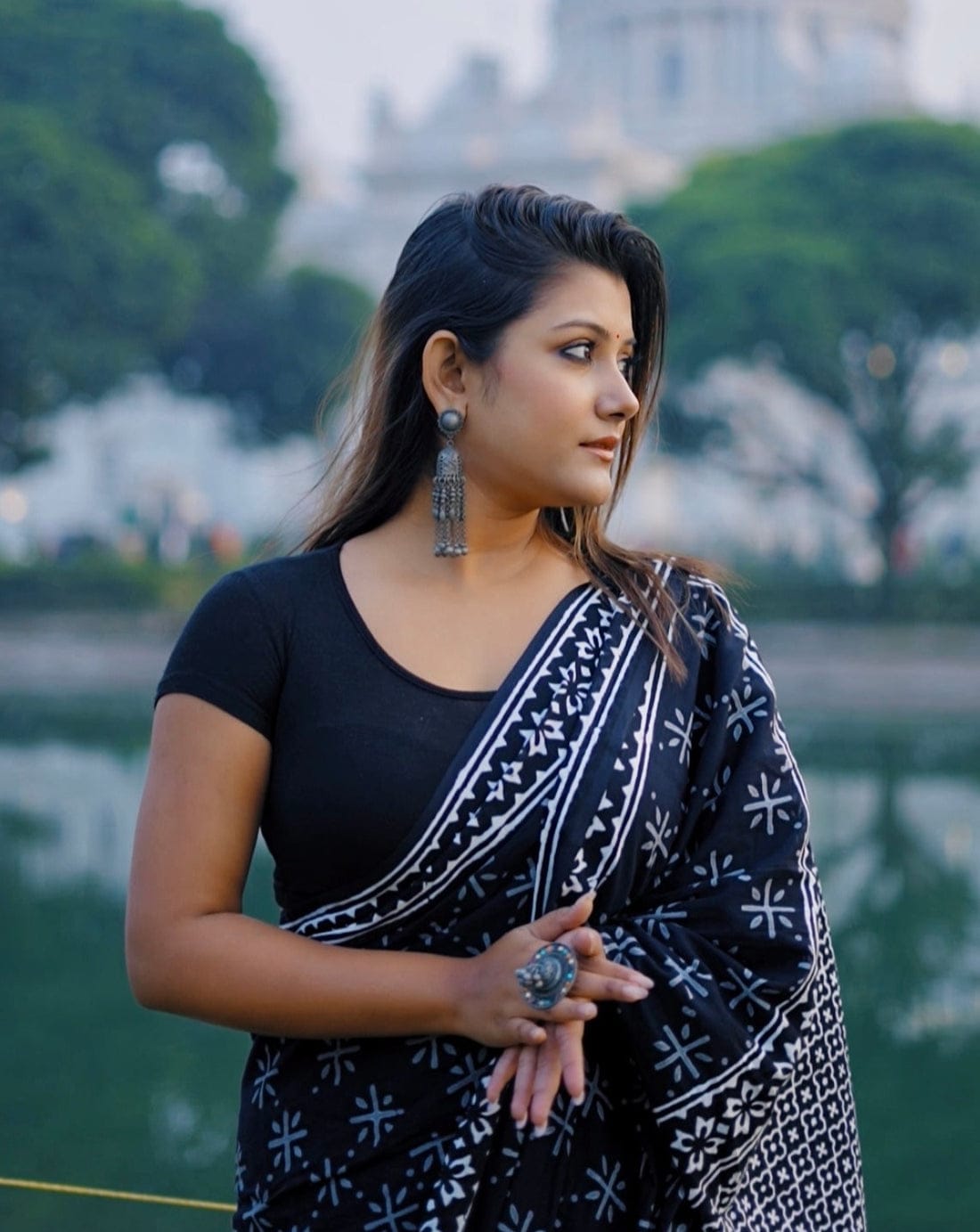Black Soft Linen Silk Saree with Ethnic Print & Contrast Borde