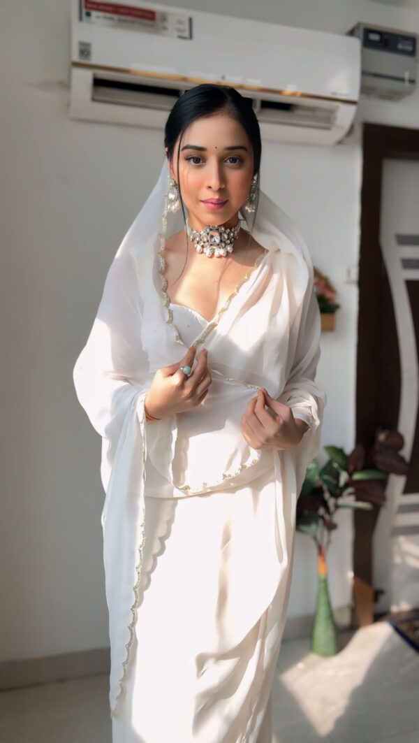 White Color, Featuring A Scalloped Border Georgette Ready To Wear Saree With Stitched Blouse - Image 4