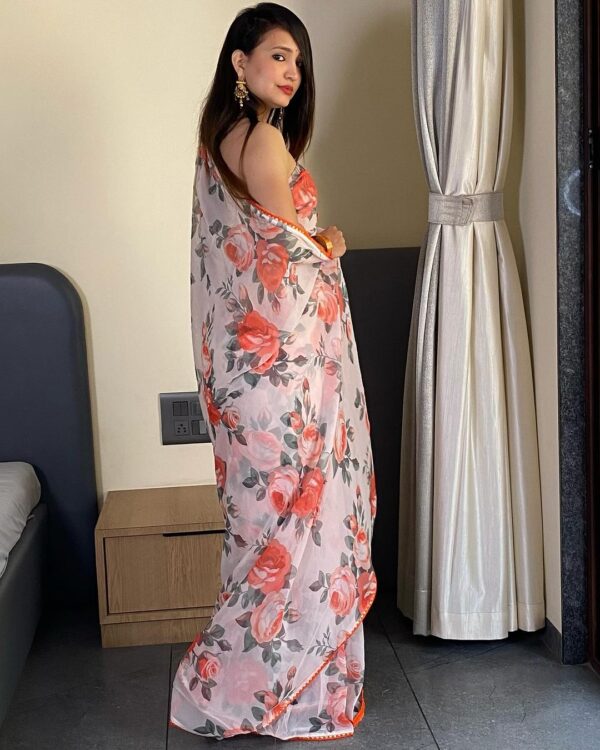 Light White Peach And Grey Rose Floral Prints Georgette Ready To Wear Saree With Unstitched Blouse - Image 3