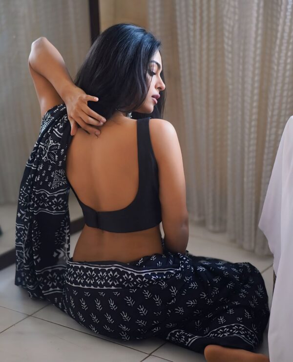 Navy Blue Color Linen Silk Dabu print Design Ready To Wear Saree With Unstitched Blouse - Image 7