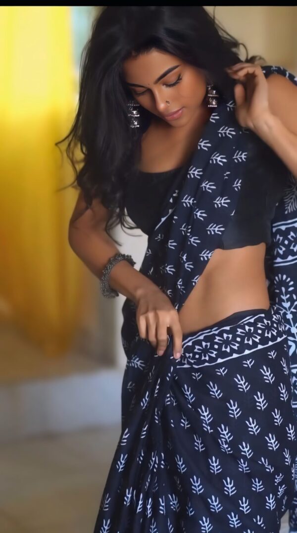 Navy Blue Color Linen Silk Dabu print Design Ready To Wear Saree With Unstitched Blouse - Image 3