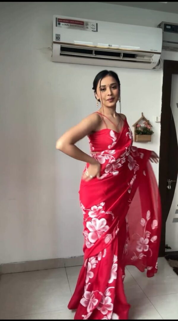 Red With Bold White Floral Prints Georgette Ready To Wear Saree With Unstitched Blouse - Image 4