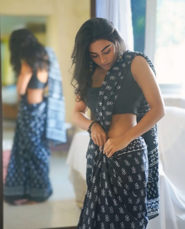 Navy Blue Color Linen Silk Dabu print Design Ready To Wear Saree With Unstitched Blouse - Image 5