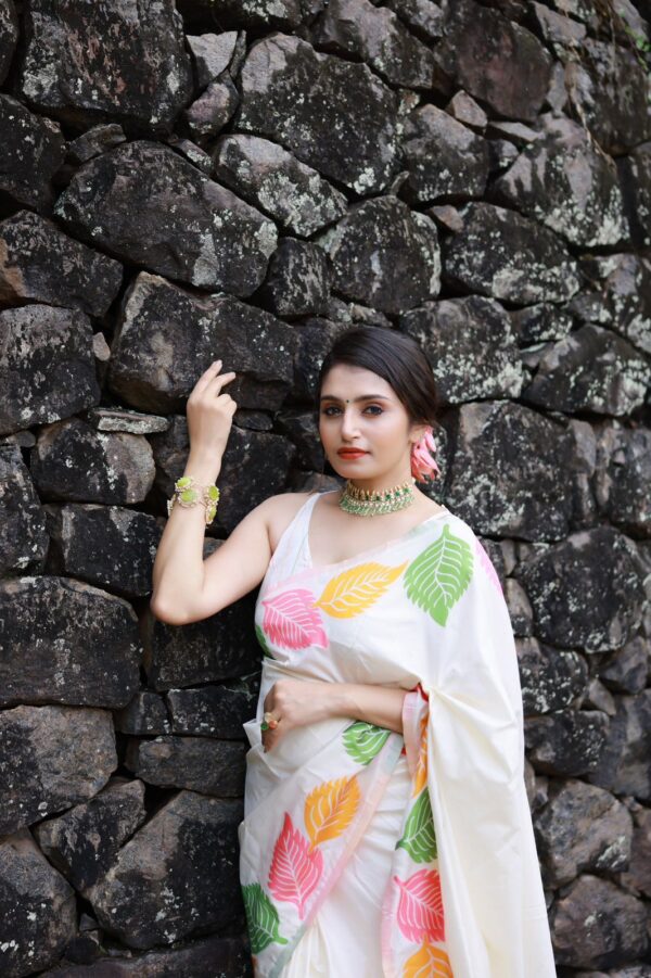 Cream Jacquard Soft Lichi Silk Leaf Motifs Saree - Image 5