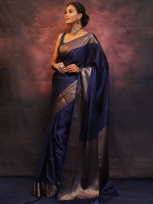 Royal Navy Blue Kanjeevaram Silk Saree with Antique Gold Zari Border – A Timeless Classic for Grand Celebrations - Image 3