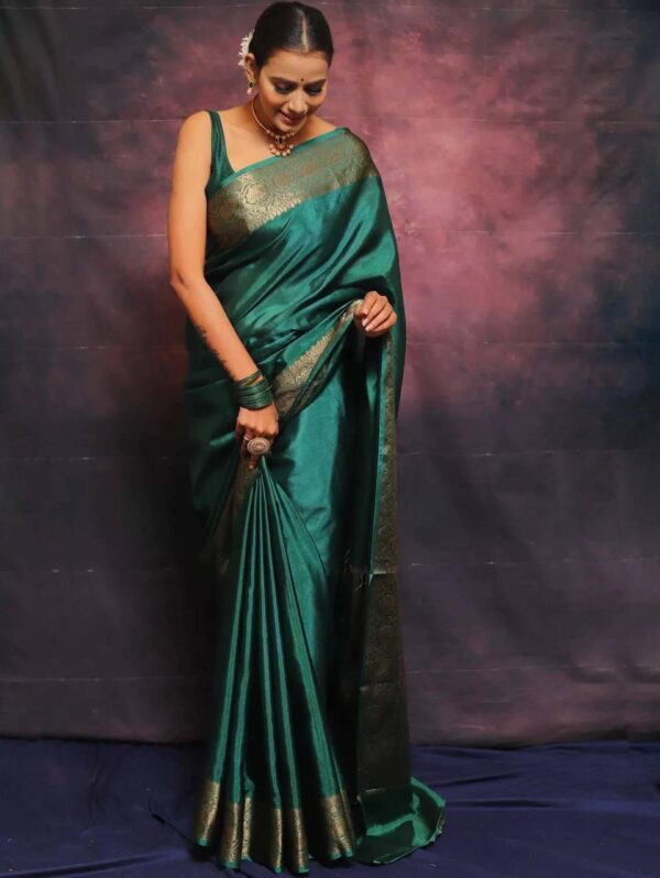 Emerald Green Kanjeevaram Lichi Silk Saree with Antique Gold Zari Border – A Royal Ensemble for Traditional Celebrations - Image 3