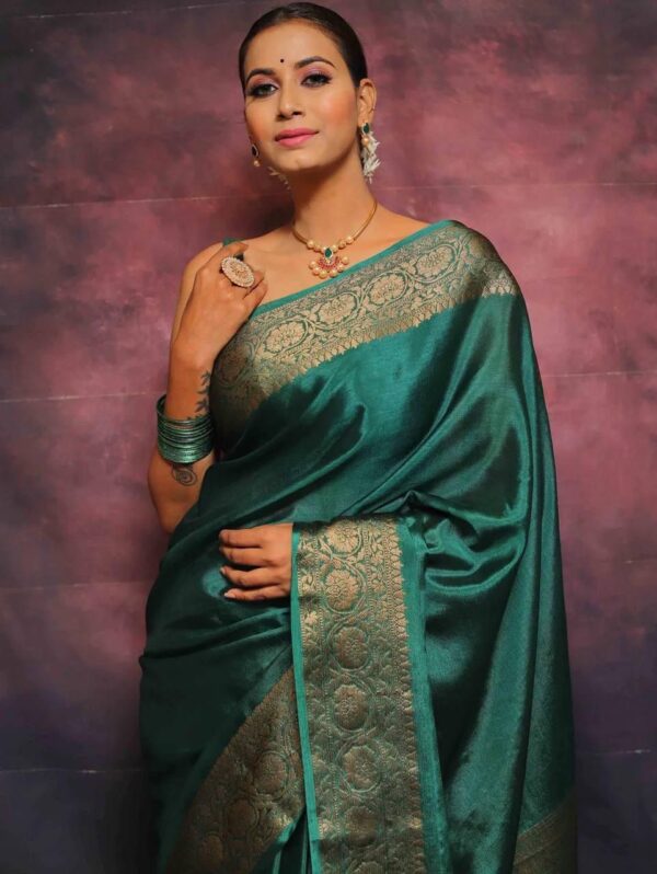 Emerald Green Kanjeevaram Lichi Silk Saree with Antique Gold Zari Border – A Royal Ensemble for Traditional Celebrations - Image 4