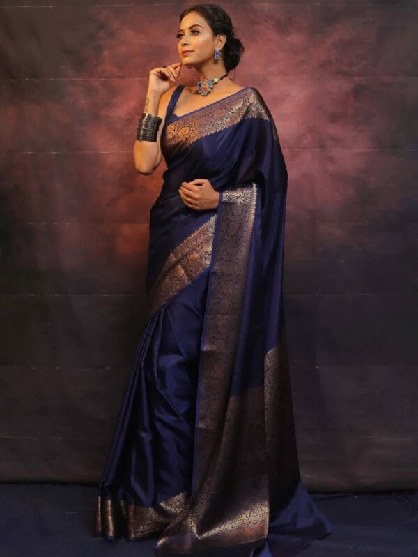 Royal Navy Blue Kanjeevaram Silk Saree with Antique Gold Zari Border – A Timeless Classic for Grand Celebrations - Image 6