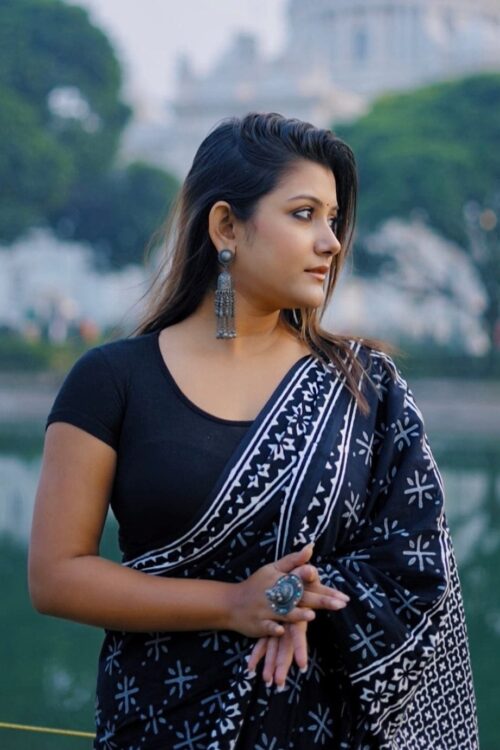 Black Soft Linen Silk Saree with Ethnic Print & Contrast Borde