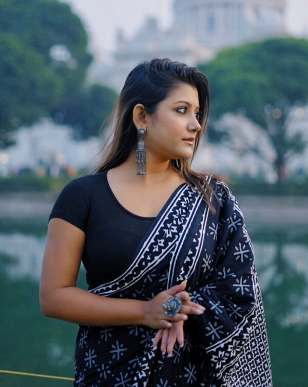 Black Soft Linen Silk Saree with Ethnic Print & Contrast Borde