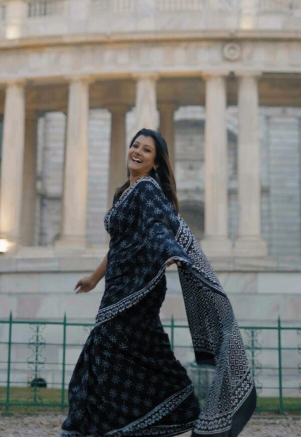 Black Soft Linen Silk Saree with Ethnic Print & Contrast Borde - Image 5