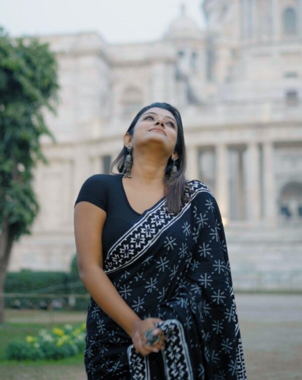 Black Soft Linen Silk Saree with Ethnic Print & Contrast Borde - Image 8