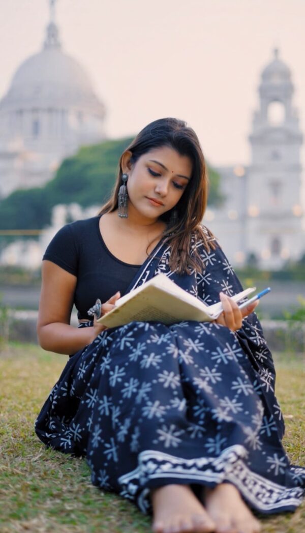 Black Soft Linen Silk Saree with Ethnic Print & Contrast Borde - Image 7